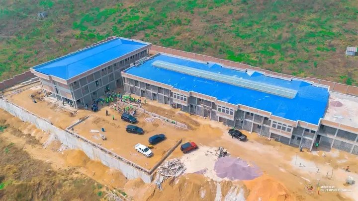 JeampyK59460's tweet photo. 🚨 #INPPMaluku : Les travaux du Centre de Formation sont réalisés à 85%.
💰 Financement : 4,9 M$ (Banque mondiale / #KinElenda).
📌 Un pôle d’avenir pour la jeunesse, proche de la Zone Éco Spéciale.
#Développement #RCIP https://t.co/Co0hEDeF7E