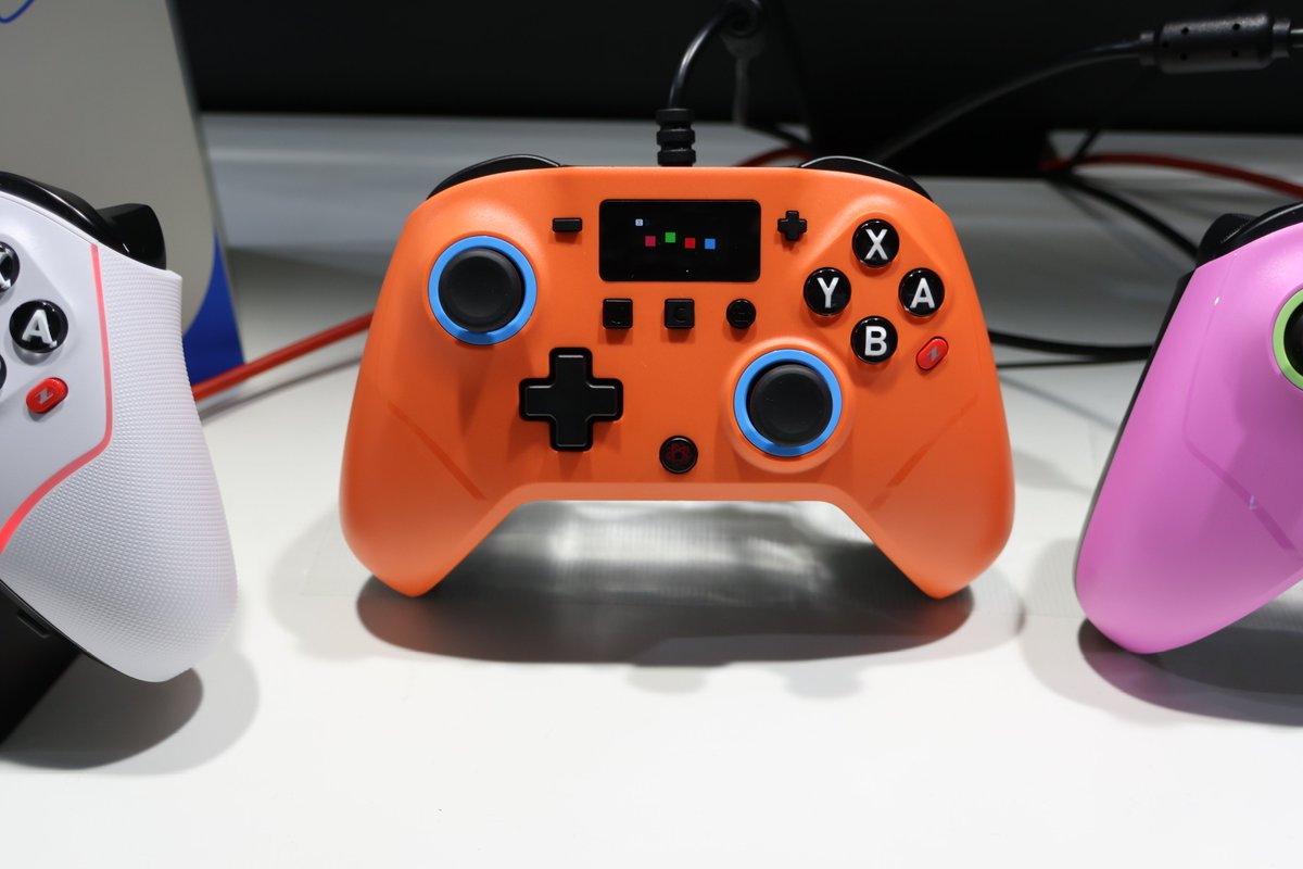 昨年のゲームショウで華々しくデビュー、 3.5万円という価格でド肝を抜いたコントローラー「EVOTOP」の普及版「EVOTOP AXIS」が東京ゲームショウでお披露目。
廉価版でも各種スイッチの品質は良好。有線オンリーで価格は1万円を切るそうです。
<a href="/EVOTOP_zuiki/">EVOTOP</a> #TGS2025