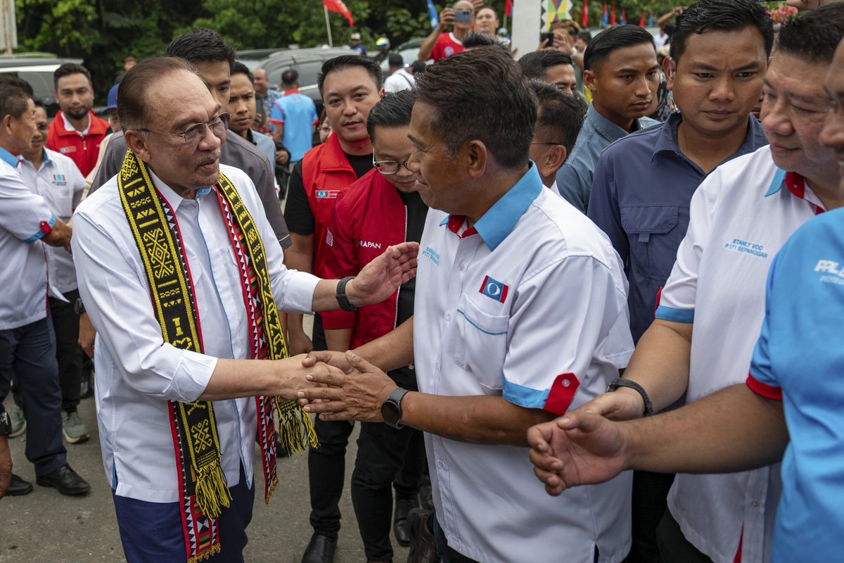 anwaribrahim's tweet image. Saya kemudiannya bersama-sama para penggerak KEADILAN Sabah dalam Himpunan Temu Rapat Umum sempena 27 Tahun Reformasi.

Dalam ucapan, saya menegaskan bahawa seorang pemimpin mesti sentiasa meletakkan kepentingan rakyat di hadapan. Jangan ada pemimpin yang tamak membolot kekayaan…