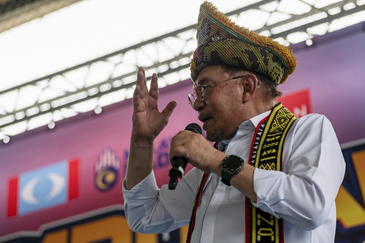 anwaribrahim's tweet image. Saya kemudiannya bersama-sama para penggerak KEADILAN Sabah dalam Himpunan Temu Rapat Umum sempena 27 Tahun Reformasi.

Dalam ucapan, saya menegaskan bahawa seorang pemimpin mesti sentiasa meletakkan kepentingan rakyat di hadapan. Jangan ada pemimpin yang tamak membolot kekayaan…