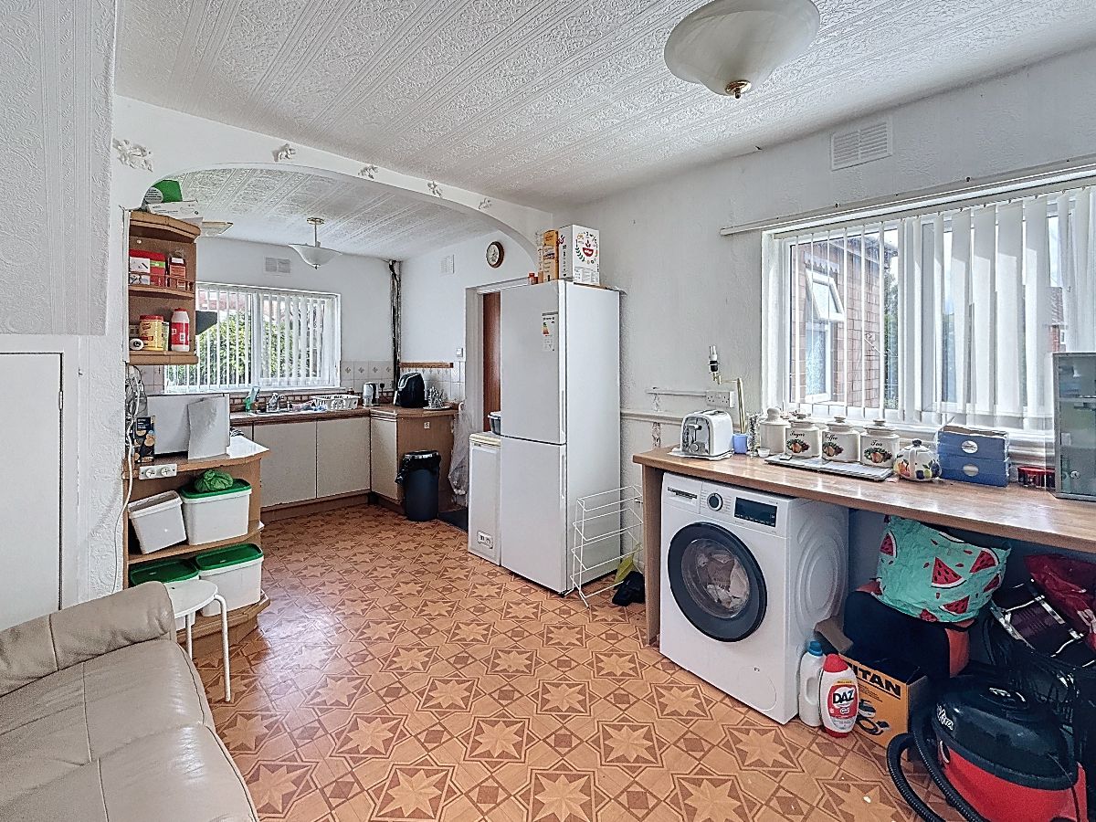 New to market - 3 Bed Semi-Detached House, Pinfold Avenue, Stoke-on-Trent, ST6 8EW, £950pcm. View details: wardsproperty.co.uk/propertydet.as…