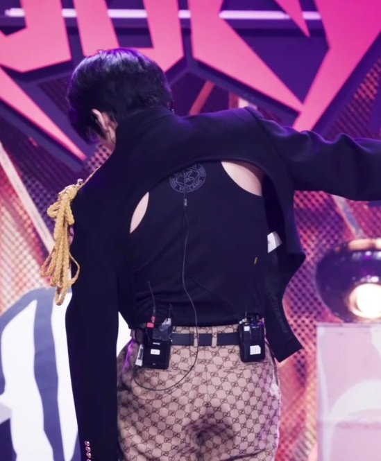 이런 옷들은 안에 이너를 삭제하고 싶어져요