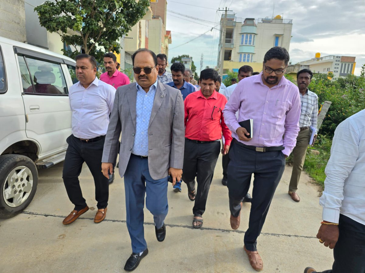 ಕರ್ನಾಟಕ ರಾಜ್ಯ ಹಿಂದುಳಿದ ವರ್ಗಗಳ  ಸಾಮಾಜಿಕ ಮತ್ತು ಶೈಕ್ಷಣಿಕ ಸಮೀಕ್ಷೆ ಸಂಬಂಧ ಕೆ.ಜಿ.ಎಫ್.‌ ನಗರದ ನಗರಸಭೆ ವ್ಯಾಪ್ತಿಯಲ್ಲಿನ  ಮನೆಗಳಿಗೆ ತೆರಳಿ ಸಮೀಕ್ಷೆ ಕಾರ್ಯವೈಖರಿ ಬಗ್ಗೆ ಪರಿಶೀಲಿಸಲಾಯಿತು.   ಈ ಸಂದರ್ಭದಲ್ಲಿ ಮುಖ್ಯ ಕಾರ್ಯನಿರ್ವಹಣಾಧಿಕಾರಿಗಳು ಹಾಗೂ ಸಂಬಂಧಿತ ಇಲಾಖಾಧಿಕಾರಿಗಳು ಹಾಜರಿದ್ದರು.