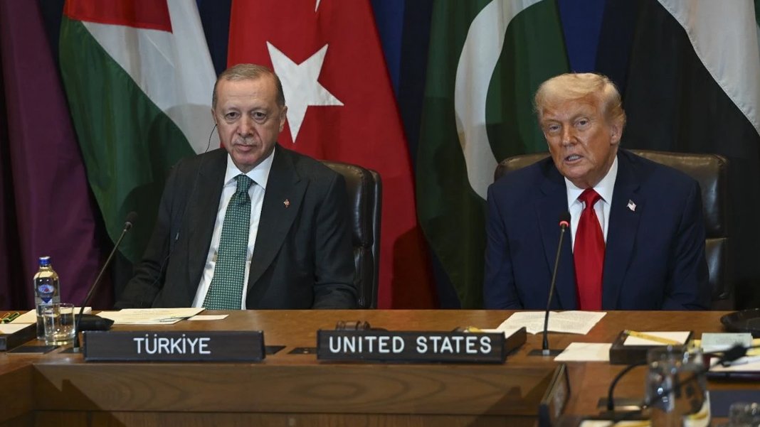 Filistin davasının büyük savunucusu Erdoğan Gazze’nin adınını bile anmadı. Göreceğiz…
Trump, siyonist Netanyahu’yu desteklemekten vazgeçecek mi? Gazze’deki soykırım bitecek mi? Ortadoğu’da barış ve huzur sağlanacak mı? 
Gemiyle doğalgaz getirtmeyle dünya lideri olunmaz.