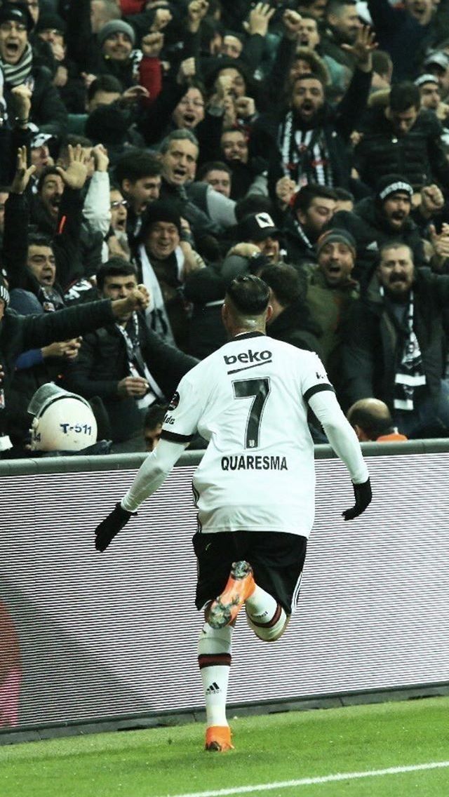 En çokta göğsüne vura vura taraftara koşmanı özledik doğum günün kutlu olsun.Asi ruh!
#ricardoquaresma