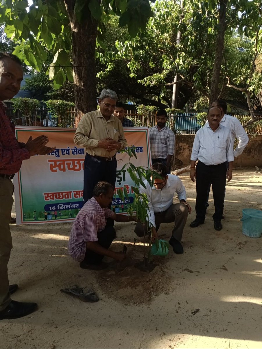 CGST_Meerut's tweet photo. #स्वच्छता_पखवाड़ा2025

"स्वच्छता ही सेवा" अभियान के अंतर्गत आज CCO मेरठ व CGST, मेरठ के अधिकारी व कर्मचारियों ने आज दिनांक 26.09.25 को स्वच्छता के प्रति अपनी प्रतिबद्धता को दर्शाते हुए कार्यालय के प्रांगण में वृक्षारोपण किया ।
@cbic_india @AhmedabadDgts @CGST_Noida @CgstSurat https://t.co/v9wTzW4y7y