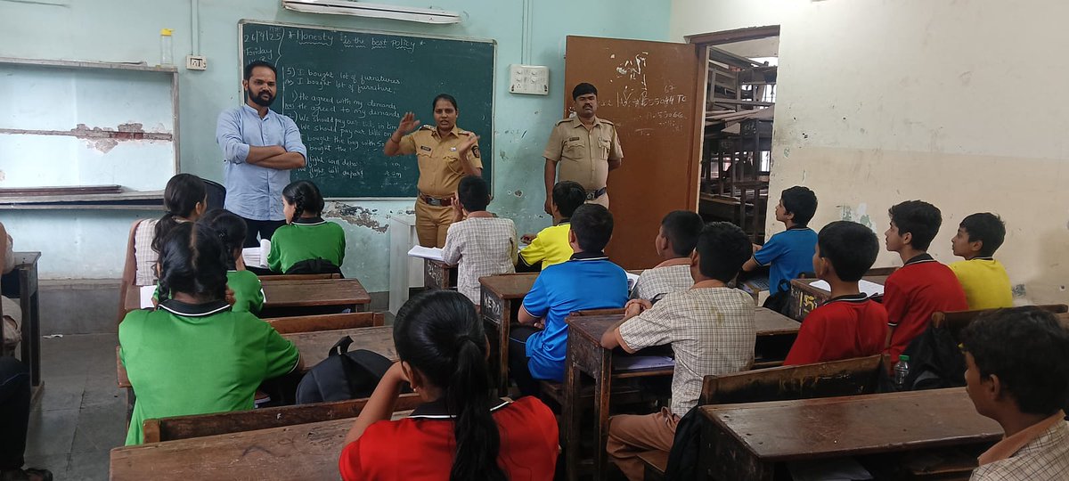 निर्मलनगर पोलीस ठाणे – Nirmal Nagar PS Mumbai (@nirmalnagarps) on Twitter photo निर्मलनगर पोलीस ठाणे, मुंबई निर्भया पथकाने घेतलेल्या पोलीस दादा /पोलीस दीदी  अंतर्गत सायबर बाबत तसेच अमली पदार्थां बाबत जनजागृती कार्यशाळा घेण्यात आली. निर्मलनगर पोलीस ठाणे, मुंबई निर्भया पथकाने घेतलेल्या पोलीस दादा /पोलीस दीदी  अंतर्गत सायबर बाबत तसेच अमली पदार्थां बाबत जनजागृती कार्यशाळा घेण्यात आली.