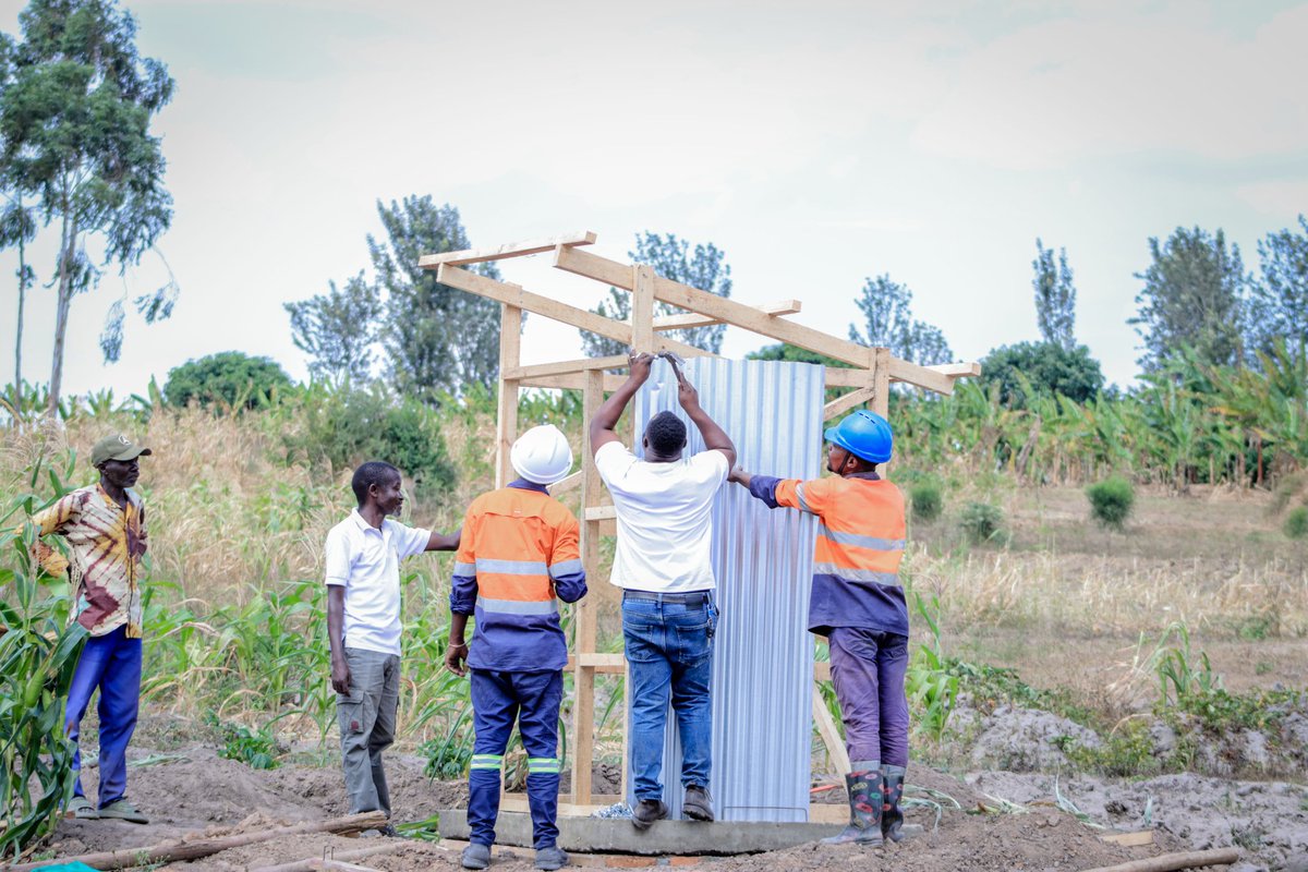 GenRestoration_'s tweet photo. 🚻🌱 #GoodNewsFriday: 10 composting toilets built in Nakivale Refugee Camp 🇺🇬! They bring hygiene, dignity &amp; turn waste → compost → fertile soil &amp; better harvests 🌍💚
Help us build 20 more 👉 https://t.co/W4aN4AUm3v

#Refugees #FoodSovereignty #ClimateAction https://t.co/OKoRDPYV3V