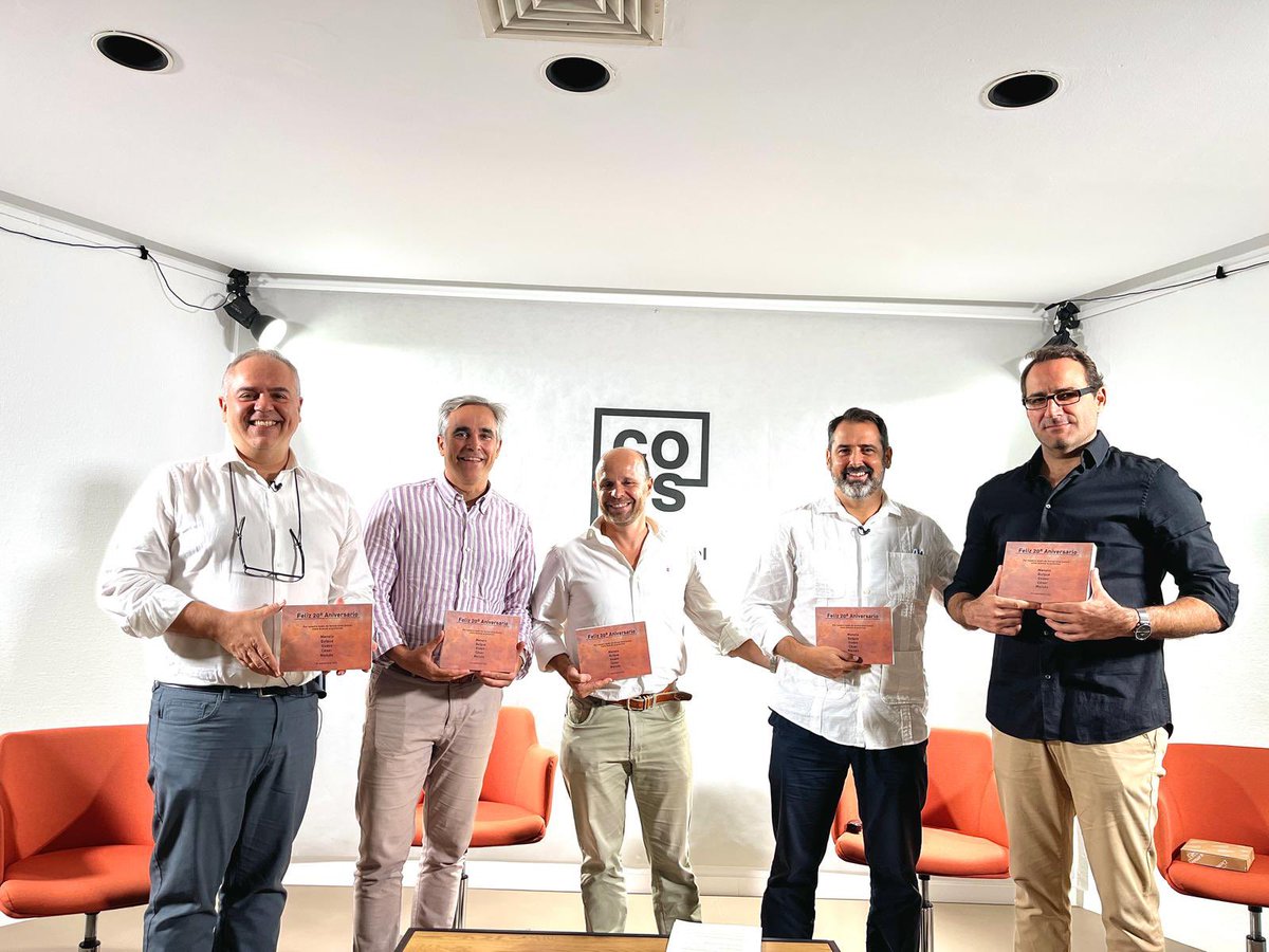 UNIAARQUITECTOS's tweet photo. Ayer vivimos un día muy especial celebrando nuestro 20º aniversario en ciclo de conferencias Sevilla en Proeeso del Colegio Oficial de Arquitectos. Gracias a @coasevilla por acompañarnos y darnos la oportunidad de compartir dos décadas de arquitectura, proyectos y aprendizaje. https://t.co/eLwsULA9eG