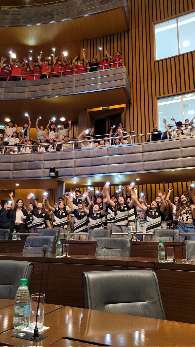 Vivimos la previa del #ParlamentoEstudiantil 2025: música, premios y pura energía juvenil.

El Pdte. <a href="/herrerayflia/">Oscar Herrera Ahuad</a> dio la bienvenida: “Bienvenidos, esta es su casa… disfruten, diviértanse y digan todo lo que tengan que decir. ¡Hagan lío gurisada!”

#LegislaturaEnAcción