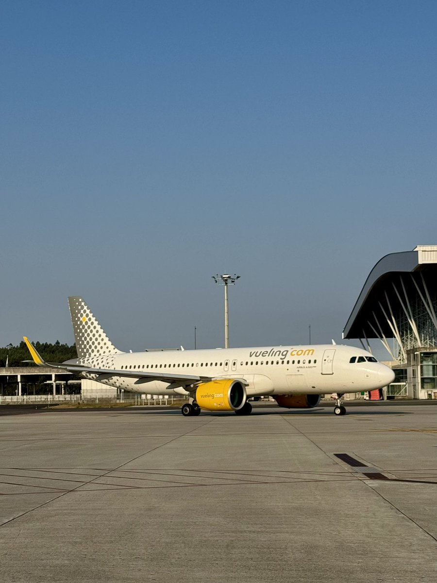 Según fuentes de <a href="/vueling/">Vueling Airlines</a> el próximo verano del 2026, basará un avión más, llegando a los 4 pernoctando en SCQ. Con posibles nuevos destinos. Ya se verá finalmente 💛