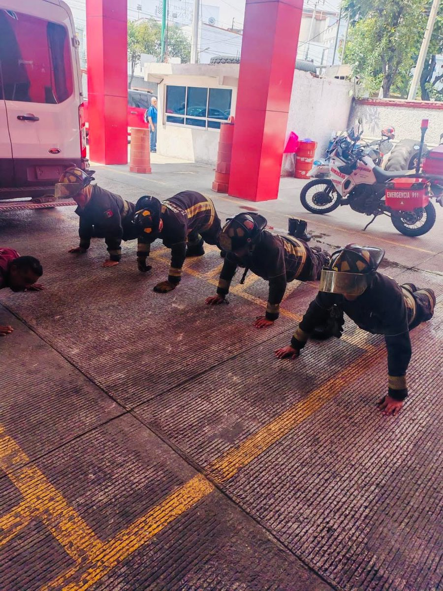 🚒👨‍🚒 El Heroico Cuerpo de Bomberos, llevó a cabo una práctica de colocación de Equipo de Protección Personal (EPP) y enrollado de manguera.

✅ Con estas acciones fortalecemos la disciplina, la preparación y la capacidad de respuesta ante emergencias.

#Tlalnepantla