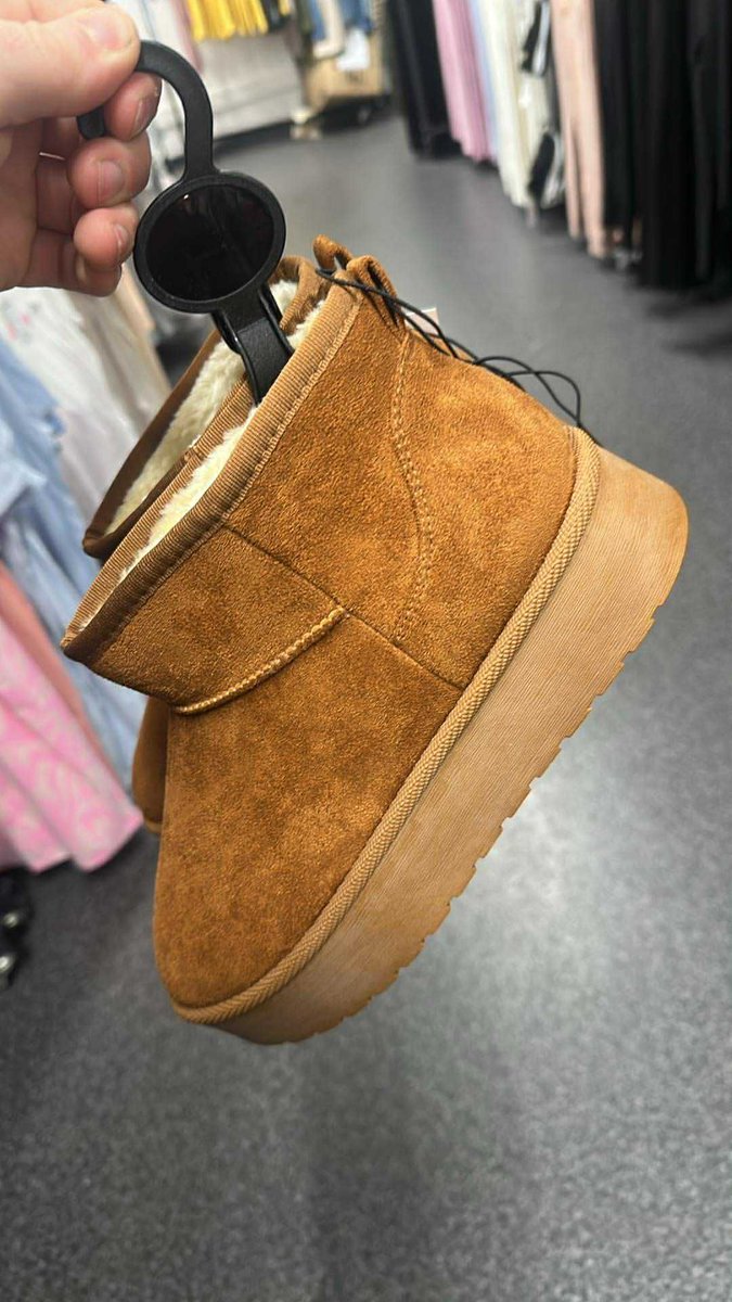 MarketGateLancs's tweet image. The weather's changed! Keep those toes toasty this season ❄️ 

Slippers now in store at Poundland for amazing value 🛒💚

#WinterEssentials #WinterStyle #Poundland #PoundlandFinds