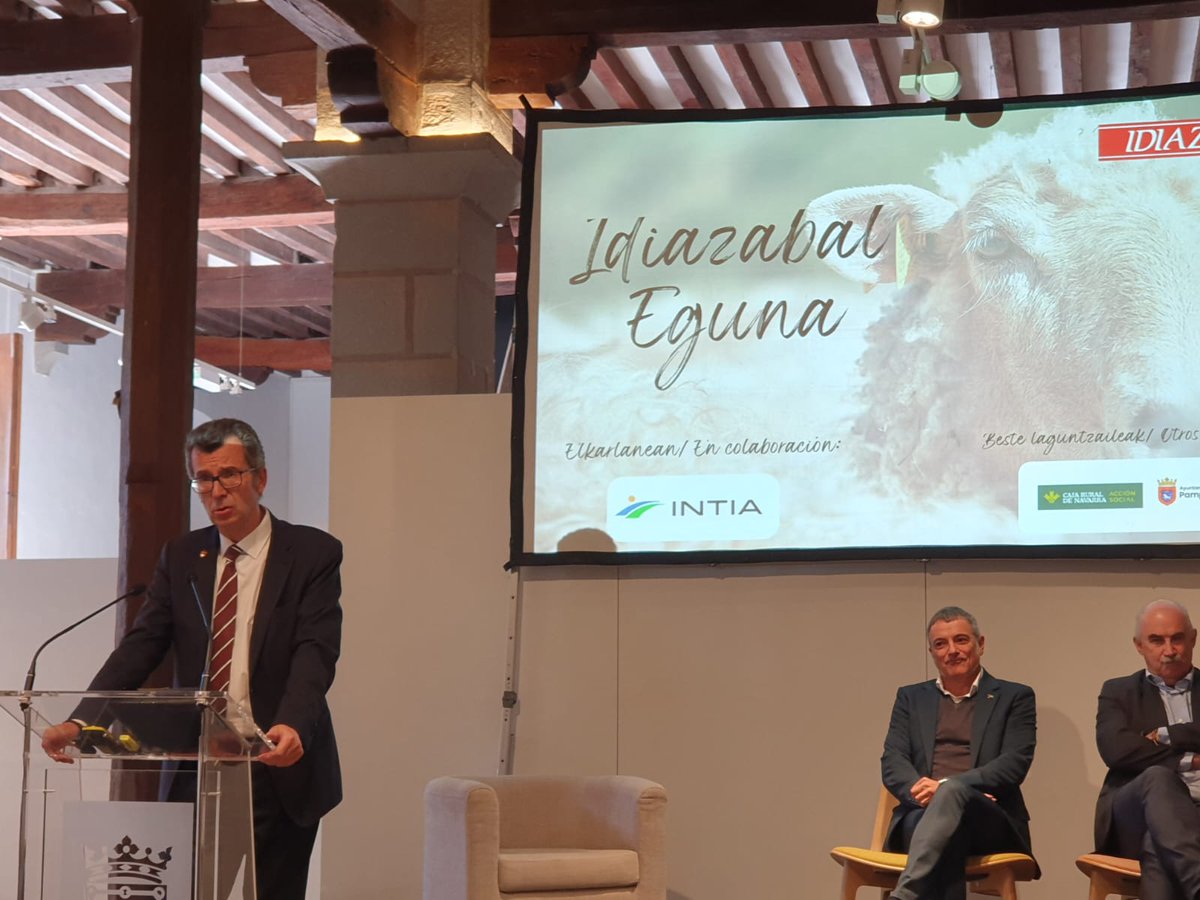 Hoy participamos en Idiazabal Eguna- Día Idiazabal en Pamplona Pastores y queseros jóvenes, q apuestan x revitalizar esta joya gastronómica d queso d leche cruda oveja latxa y carranzana &gt;300 granjas y 100 queserias q comercializan 1.300 t d queso x valor aprox 30 Millones €/año