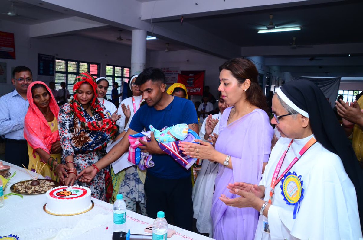 जनपद बागपत के जिला अस्पताल मे कन्या जन्मोत्सव का आयोजन किया गया जिसमे जिलाधाकारी महोदया द्वारा कन्याओं को उपहार भेट किये गये।