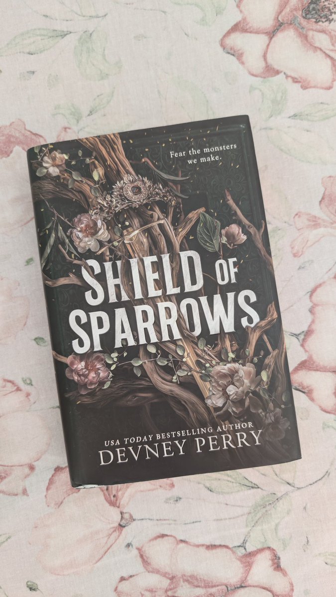 FedericaPolci's tweet image. I think I&apos;m going to read Shield Of Sparrows first because I&apos;m not ready to be emotionally terrorized by Alchemised 😂 #Alchemised #shieldofsparrows #senlinyu #devneyperry