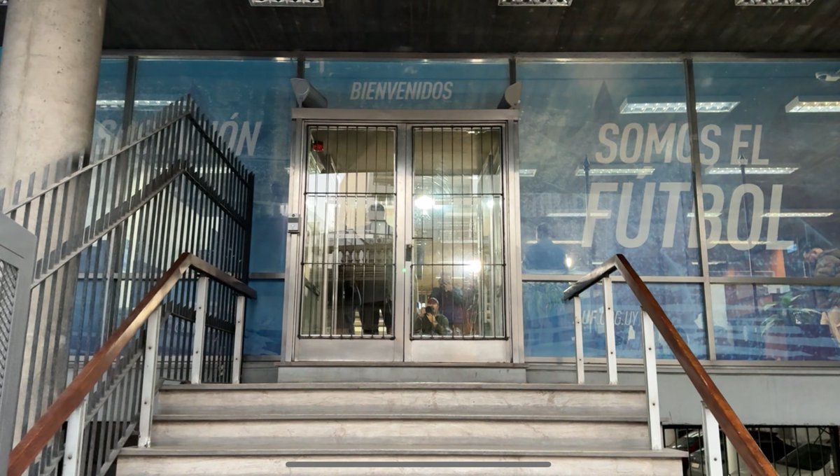 #AHORA | Informa <a href="/RodriVazquez95/">Rodri Vázquez</a> en 100% Deporte:

Ayer reunión importante en la AUF del área deportiva de Uruguay.

El 12 de octubre la selección uruguaya local, compuesta por jugadores de primera y segunda división, jugará ante Universidad Católica en Chile.