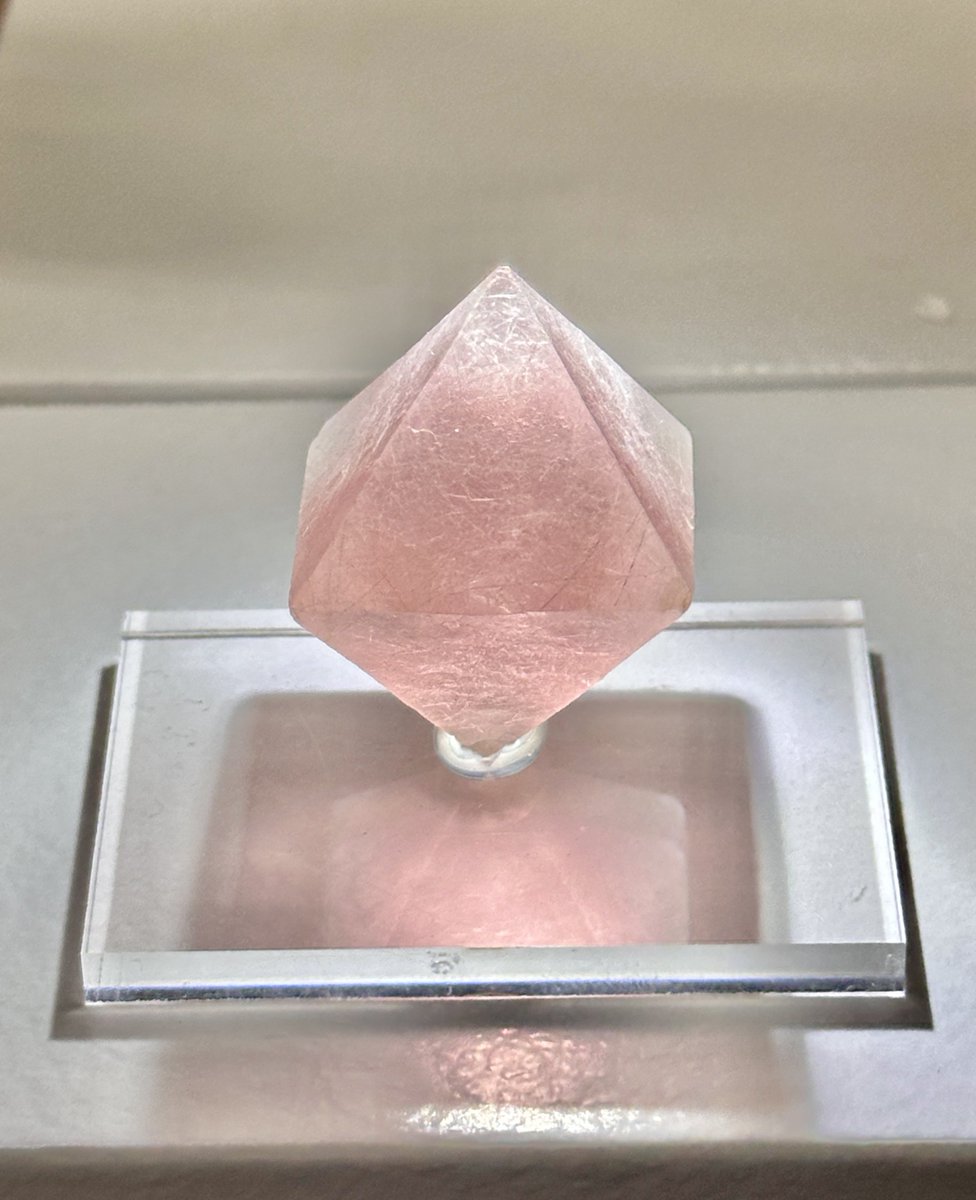 内モンゴル産のピンクフローライト
色はピンクだけで緑は全く入ってないし
欠けもない完璧な標本なので購入‼️