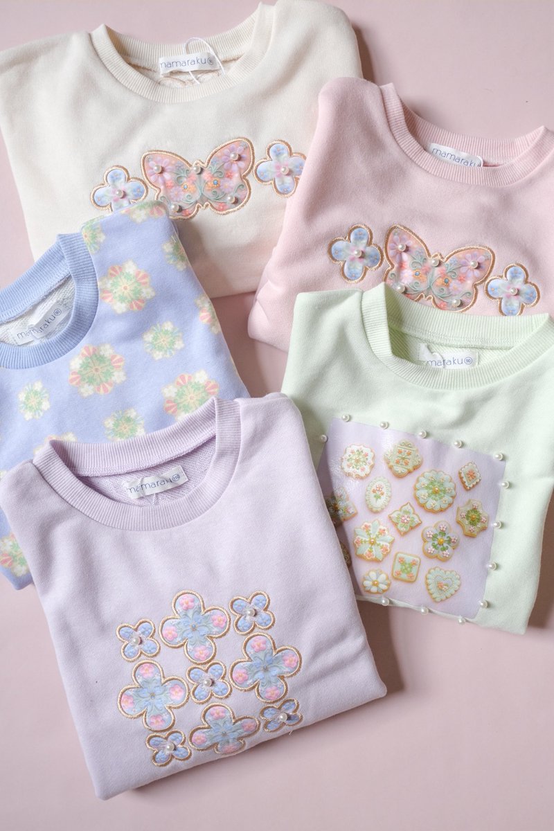 mamaraku様とのコラボレーションによるベビー＆キッズのお洋服が登場します🌷
アイシングクッキー柄のプリント生地を使用したワンピースや、可愛らしい刺繍で表現されたお洋服や小物など🌸

10月1日(水)から全国のバースデイ店舗・オンラインストアより発売スタートです。