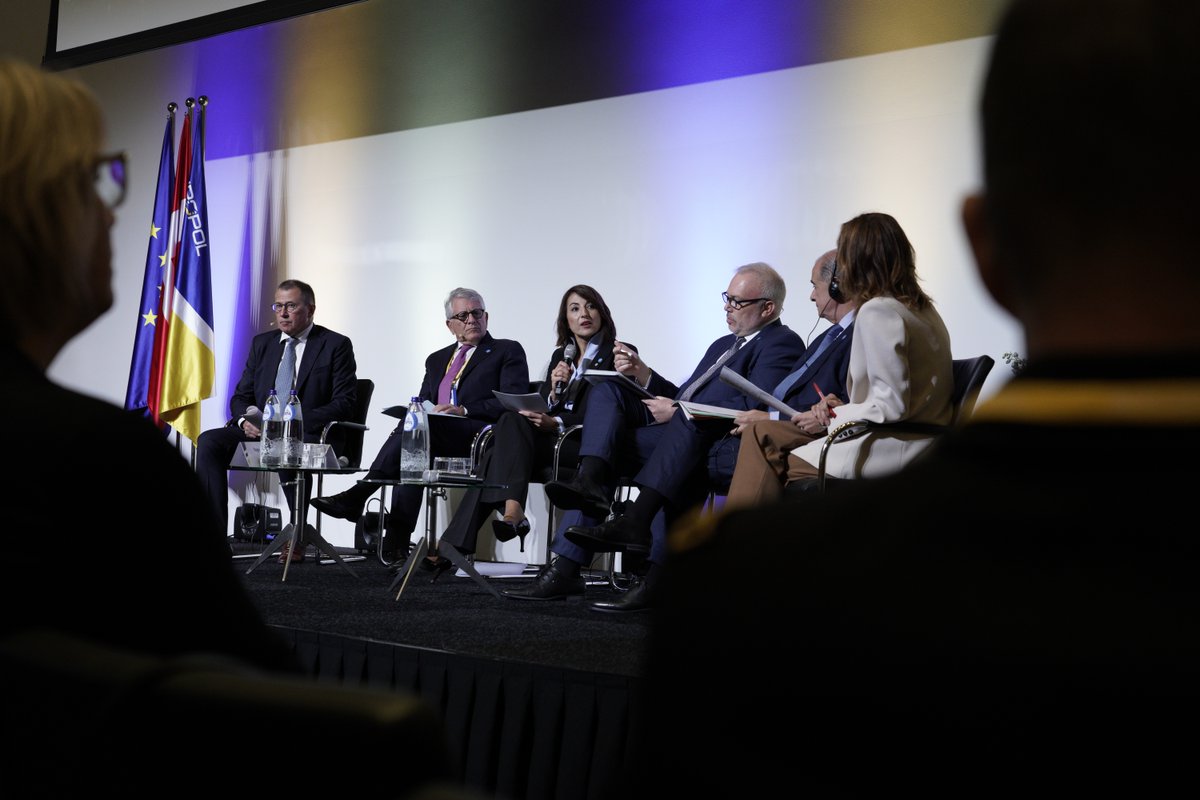 Representatives from 53 countries and police forces around the world gathered at the Police Chiefs Convention in The Hague, hosted by <a href="/Europol/">Europol</a>. 

👉More information: bit.ly/4ntAD8u

#EPCC #BuidlingBridges