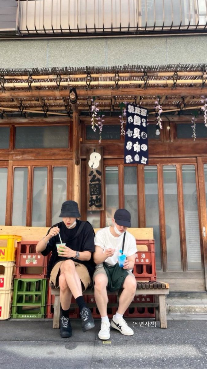 exo’s park chanyeol shared a photo with DOH KYUNGSOO via instagram story.

“last year’s photo”

#도경수 #DOHKYUNGSOO