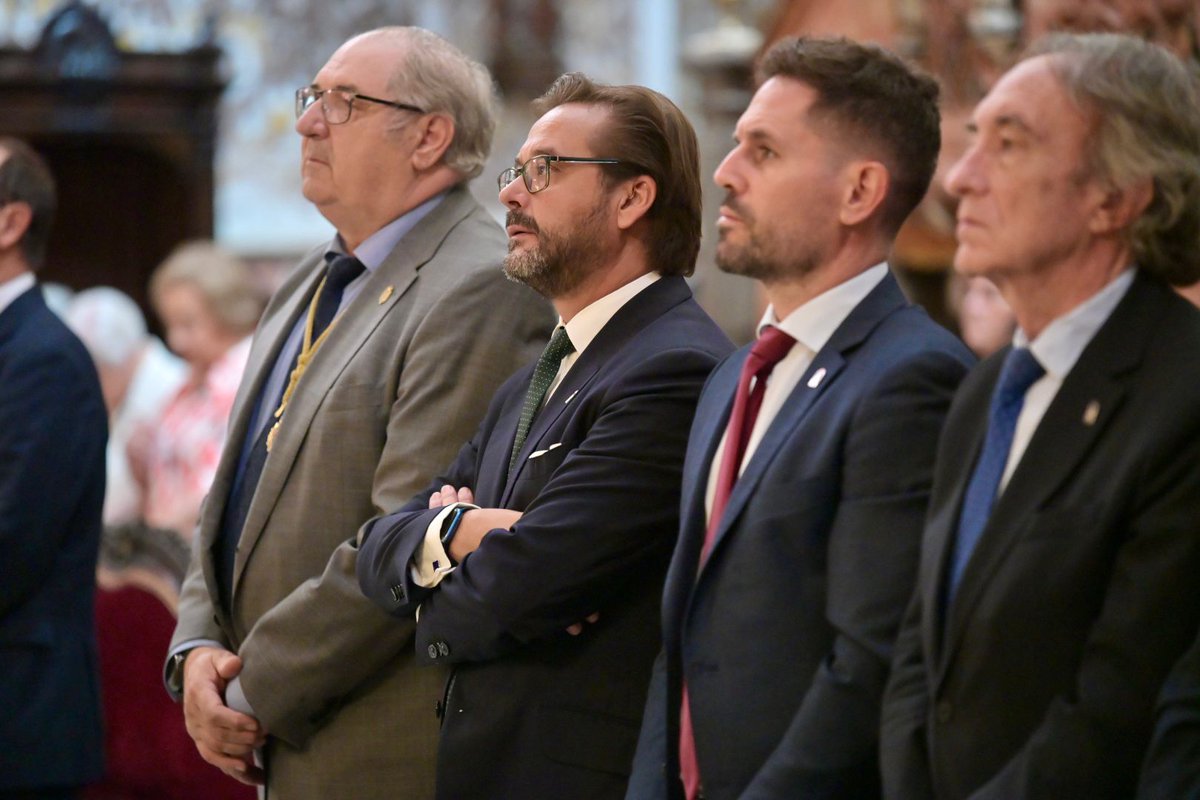 Junta Granada (@juntagranada) on Twitter photo El equipo de delegados territoriales de <a href="/JuntaGranada/">Junta Granada</a>, encabezado por el delegado del Gobierno <a href="/agranados6957/">Antonio Granados</a>, asiste a la eucaristía en la Virgen de las Angustias, que el próximo domingo procesionará las calles de Granada El equipo de delegados territoriales de <a href="/JuntaGranada/">Junta Granada</a>, encabezado por el delegado del Gobierno <a href="/agranados6957/">Antonio Granados</a>, asiste a la eucaristía en la Virgen de las Angustias, que el próximo domingo procesionará las calles de Granada