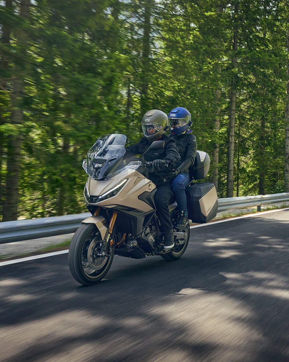 HondaMotorTR's tweet image. NT1100’ün DCT teknolojisiyle vites geçişlerini düşünmeden sürüş keyfine odaklanın.

#NT1100 #DCT #DreamTech #HondaMotosiklet