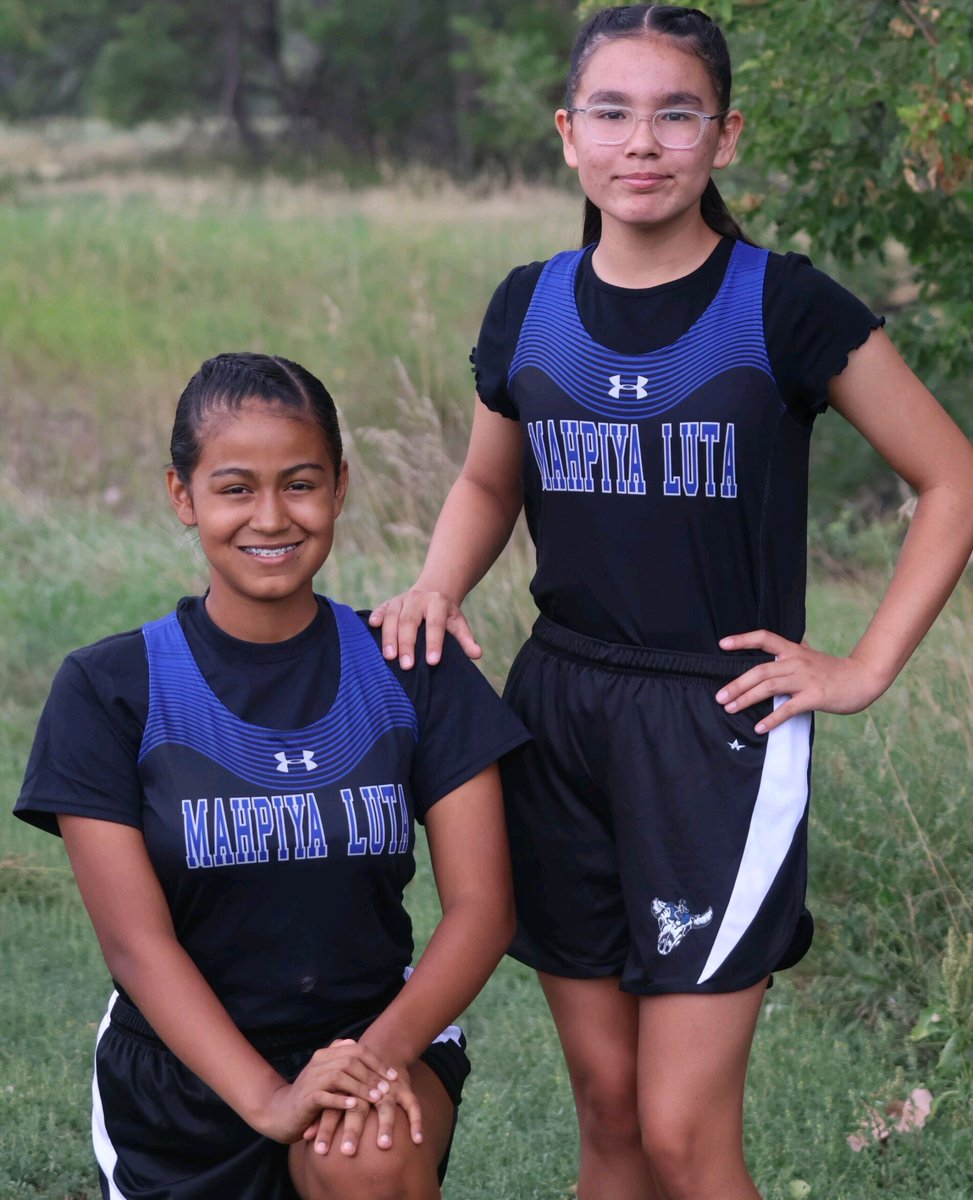 ndnsports's tweet image. At just 7th graders, sisters Kimimela and Gracie are making a name for themselves by running varsity cross country for Maȟpíya Lúta.
#NativePreps #Lakota

buff.ly/gNJnx1h