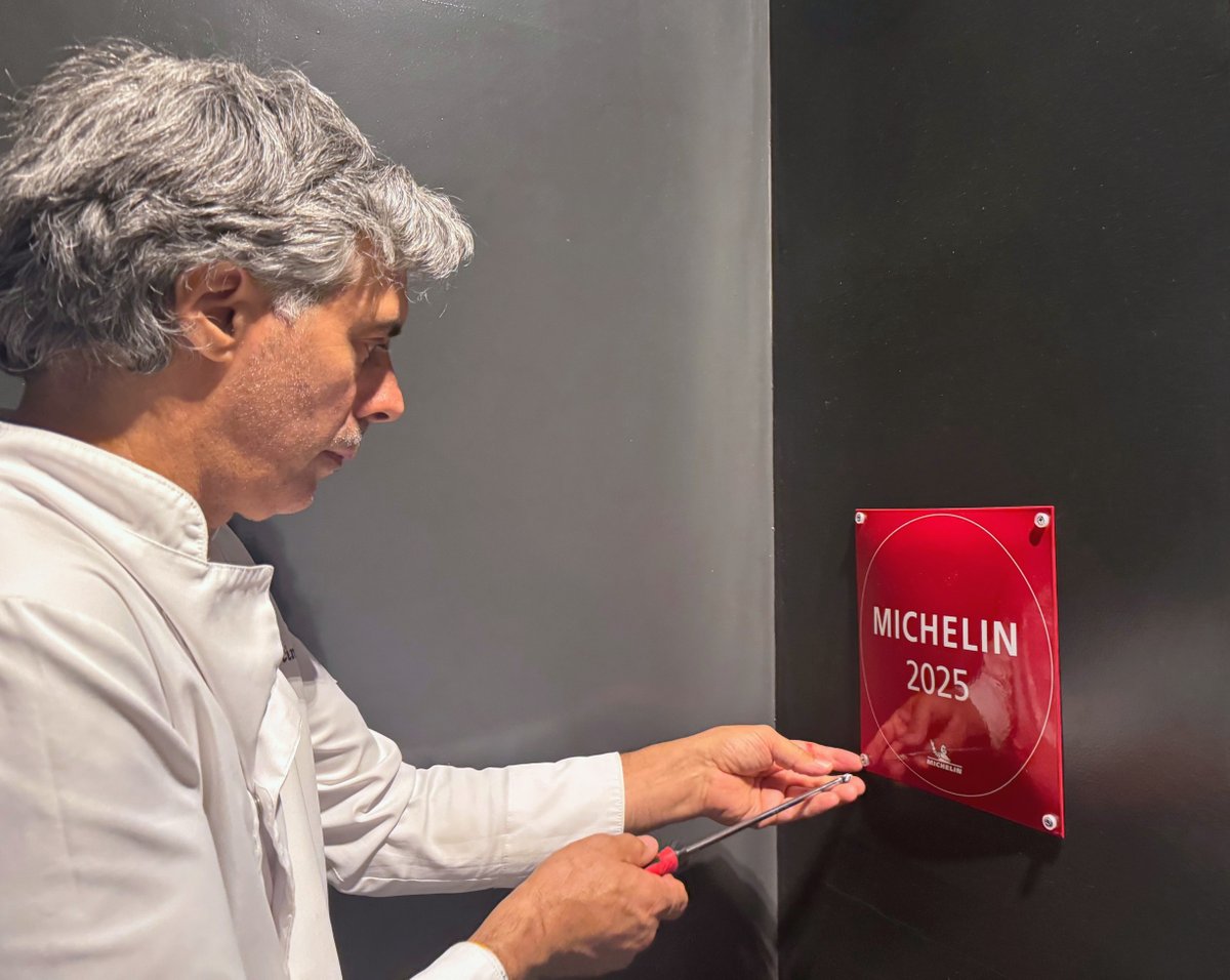 ¡Presumimos del sello de la Guía Michelín!
Este reconocimiento no solo celebra nuestra pasión por la excelencia culinaria, sino que también destaca el esfuerzo y dedicación de todo nuestro equipo. Es un honor ser parte de una comunidad que valora tanto la calidad y la innovación.