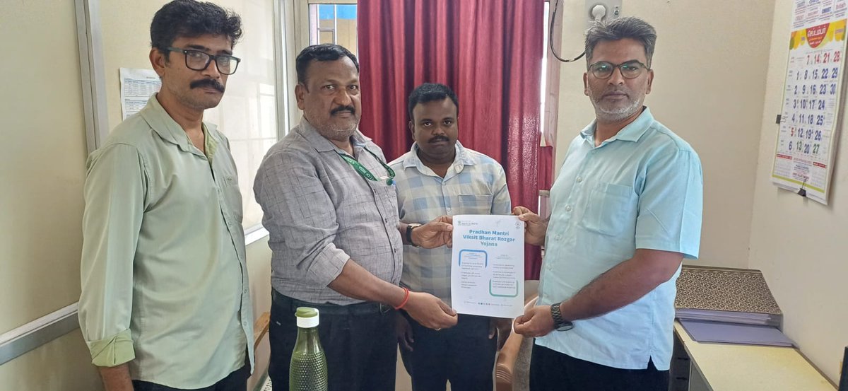 LabourMinistry's tweet image. Glimpses from the #PradhanMantriViksitBharatRozgarYojana outreach programme in Puducherry, where both employers and employees came together to engage and participate for a more empowered workforce. 💼✨ 
#MoLE #SocialSecurity