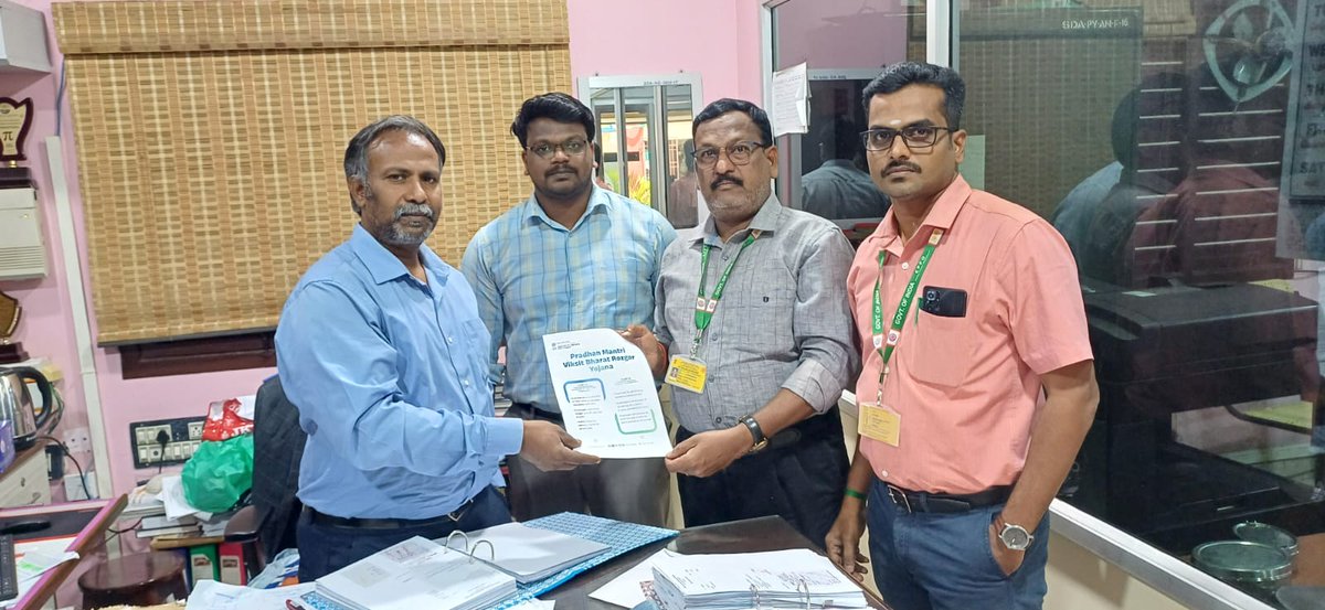 LabourMinistry's tweet image. Glimpses from the #PradhanMantriViksitBharatRozgarYojana outreach programme in Puducherry, where both employers and employees came together to engage and participate for a more empowered workforce. 💼✨ 
#MoLE #SocialSecurity