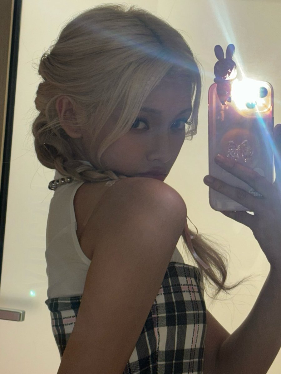 gehlee weverse dm update 💌

: good evening 🍫 
: i just finished today’s performance !! 🌷🌷 :33