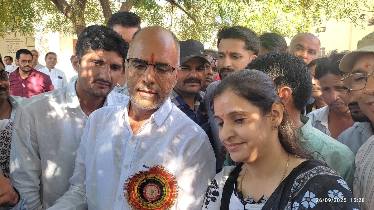 AmritaSing83030's tweet image. शैक्षिक सम्मेलन में आए माननीय केंद्रीय जलदाय मंत्री कन्हैयालाल चौधरी जी माननीय निवाई विधायक रामसहाय वर्मा जी तथा माननीय टोंक जिला प्रमुख सरोज बंसल जी को कंप्यूटर अनुदेशकों के कैडर विस्तार PAYGRADE और MGGS संबंधी ज्ञापन दिया गया