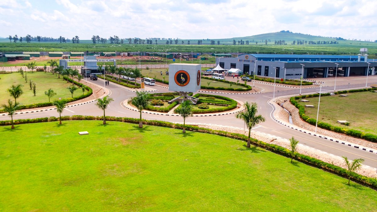 StateHouseUg's tweet image. H.E. @KagutaMuseveni today inaugurated the @KiiraMotors Vehicle Plant in Jinja, which is Africa's largest and most advanced bus manufacturing facility. This milestone reinforces Uganda's position as a leader in mobility innovation and industrialization.