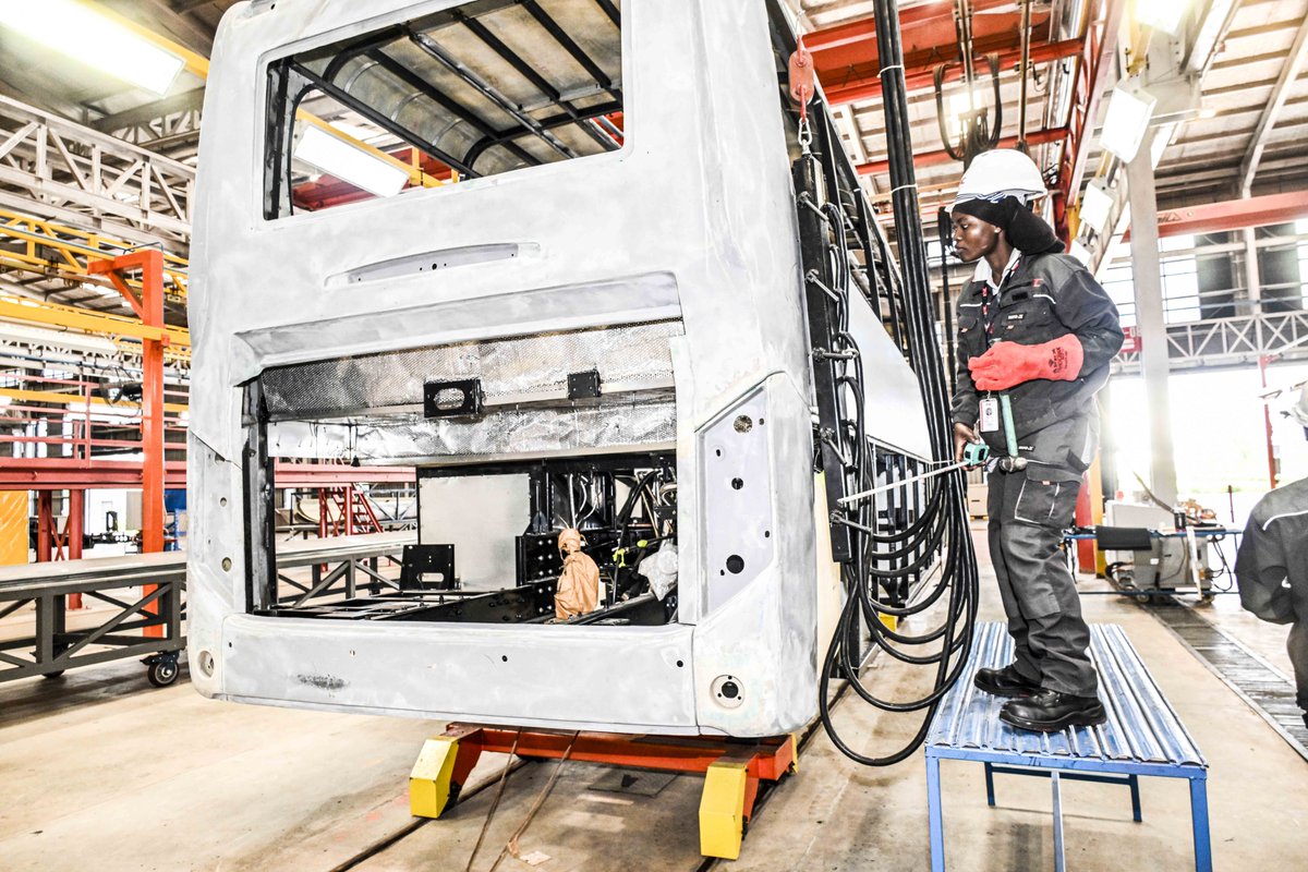 StateHouseUg's tweet image. H.E. @KagutaMuseveni today inaugurated the @KiiraMotors Vehicle Plant in Jinja, which is Africa's largest and most advanced bus manufacturing facility. This milestone reinforces Uganda's position as a leader in mobility innovation and industrialization.