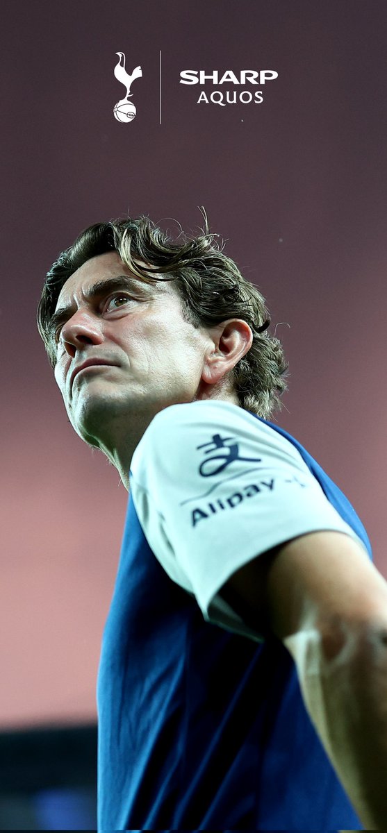 u_maiboh's tweet image. #PR #SHARP
いきなりですが、スパーズとシャープAQUOSのパートナーシップを担当してました。

コラボ壁紙を公式アプリで配信してるので、スパサポのみなさまに使っていただきたくてポストします。
プレシーズンツアーでのトーマス・フランク監督です。

良ければお使いください
#COYS