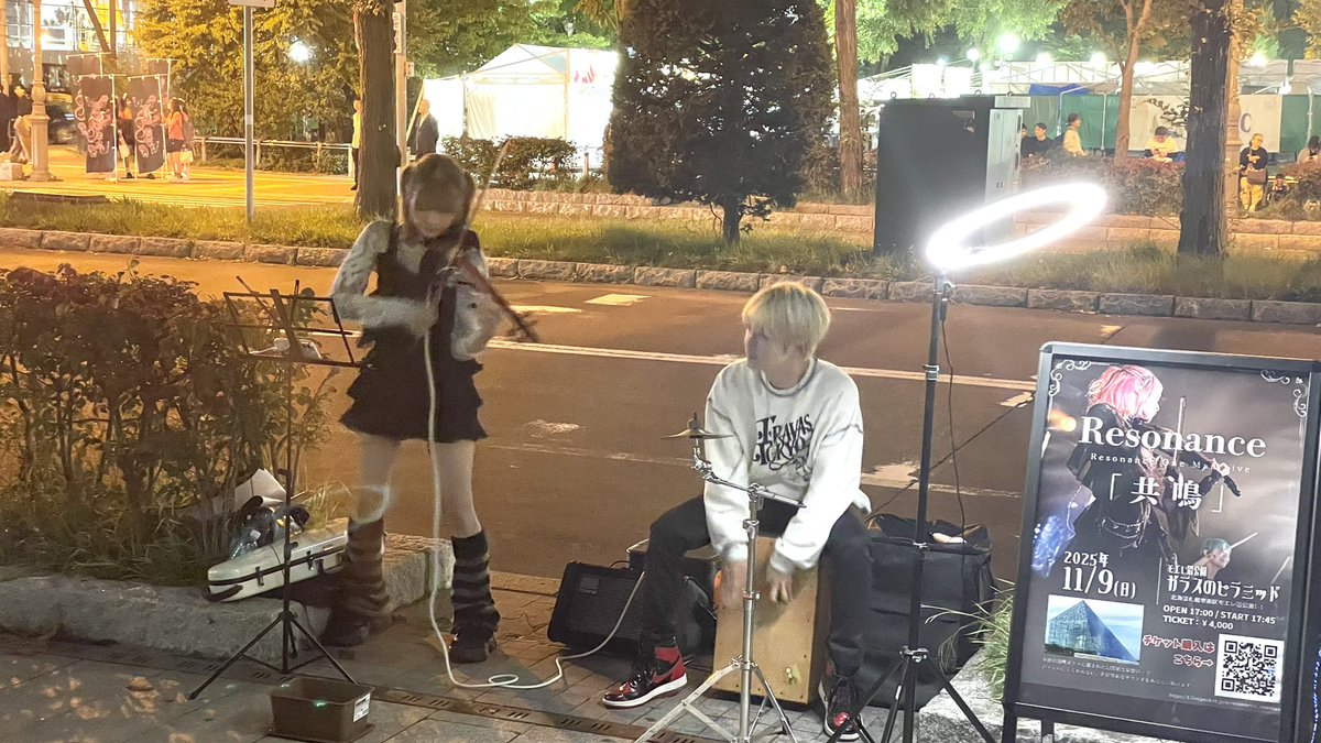 tomoky_voiov_'s tweet image. 仕事帰りに… #Resonanse の路上ライブ‼️聞きに行ってマジ良かった‼️🥳

体いっぱい使って表現する💕えるさん💕が可愛いし🎻のイメージが変わった🥳

そして、カホンを楽しそうに敲く✨れいとさん✨の表情が凄く良くて、絶対モテるって思った🤭

ライブ成功して欲しい🔥💪

@re__drum 
@eru_violin