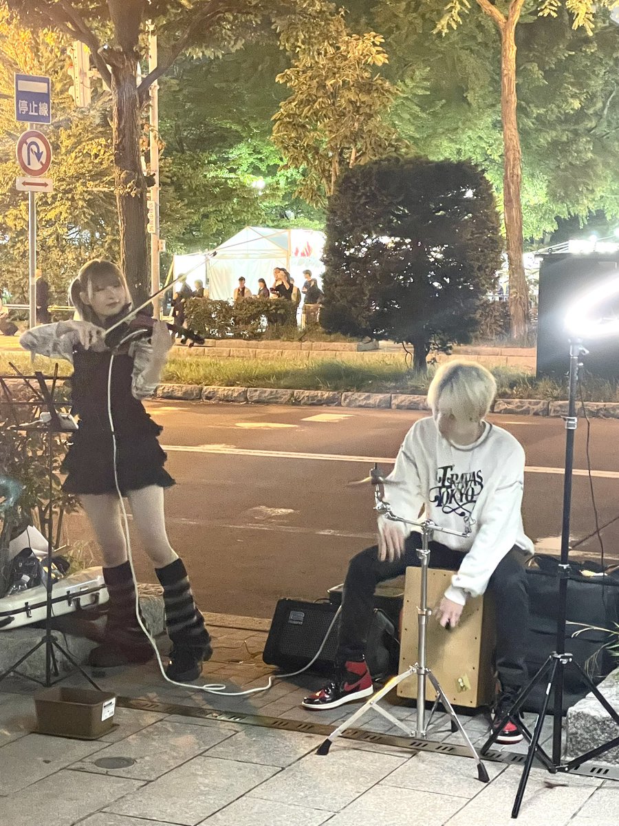 tomoky_voiov_'s tweet image. 仕事帰りに… #Resonanse の路上ライブ‼️聞きに行ってマジ良かった‼️🥳

体いっぱい使って表現する💕えるさん💕が可愛いし🎻のイメージが変わった🥳

そして、カホンを楽しそうに敲く✨れいとさん✨の表情が凄く良くて、絶対モテるって思った🤭

ライブ成功して欲しい🔥💪

@re__drum 
@eru_violin