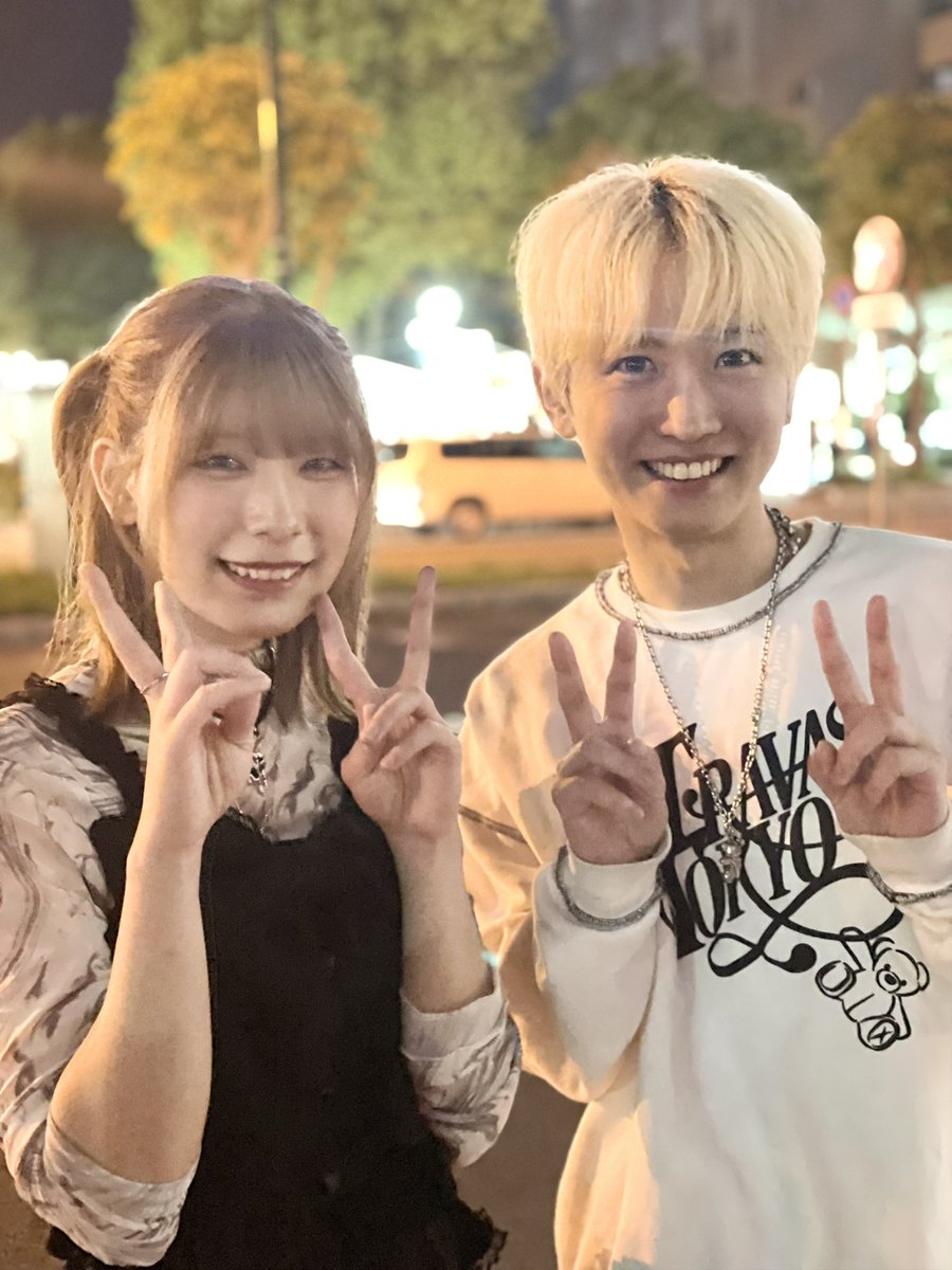 tomoky_voiov_'s tweet image. 仕事帰りに… #Resonanse の路上ライブ‼️聞きに行ってマジ良かった‼️🥳

体いっぱい使って表現する💕えるさん💕が可愛いし🎻のイメージが変わった🥳

そして、カホンを楽しそうに敲く✨れいとさん✨の表情が凄く良くて、絶対モテるって思った🤭

ライブ成功して欲しい🔥💪

@re__drum 
@eru_violin