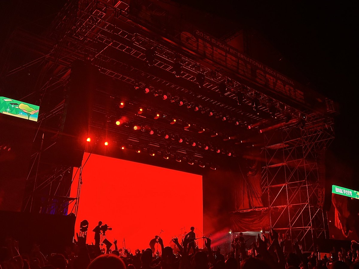 아니 마지막에 이러고 2분동안 락앤롤연주만함 시발 사이비왜생기는지 알거같음 2분동안 헤드뱅잉해서 어지럽가