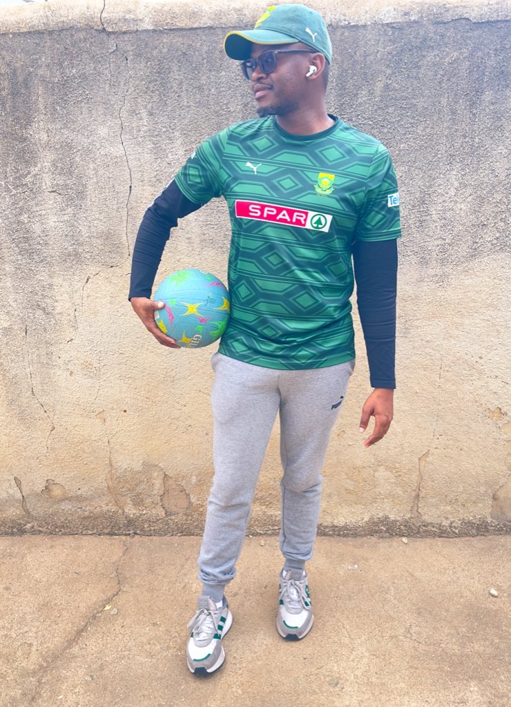 MbusoNkabz's tweet photo. #NetballFriday in support of SPAR Baby Proteas @Netball_SA on their semi-final encounter against Australia tonight. #WeAreAllIn #StandTall #TogetherWeRise #FirstPassToCrown #UnitedWarriors #PUMAGoWild @PUMASouthAfrica https://t.co/0OCYf1NnnA