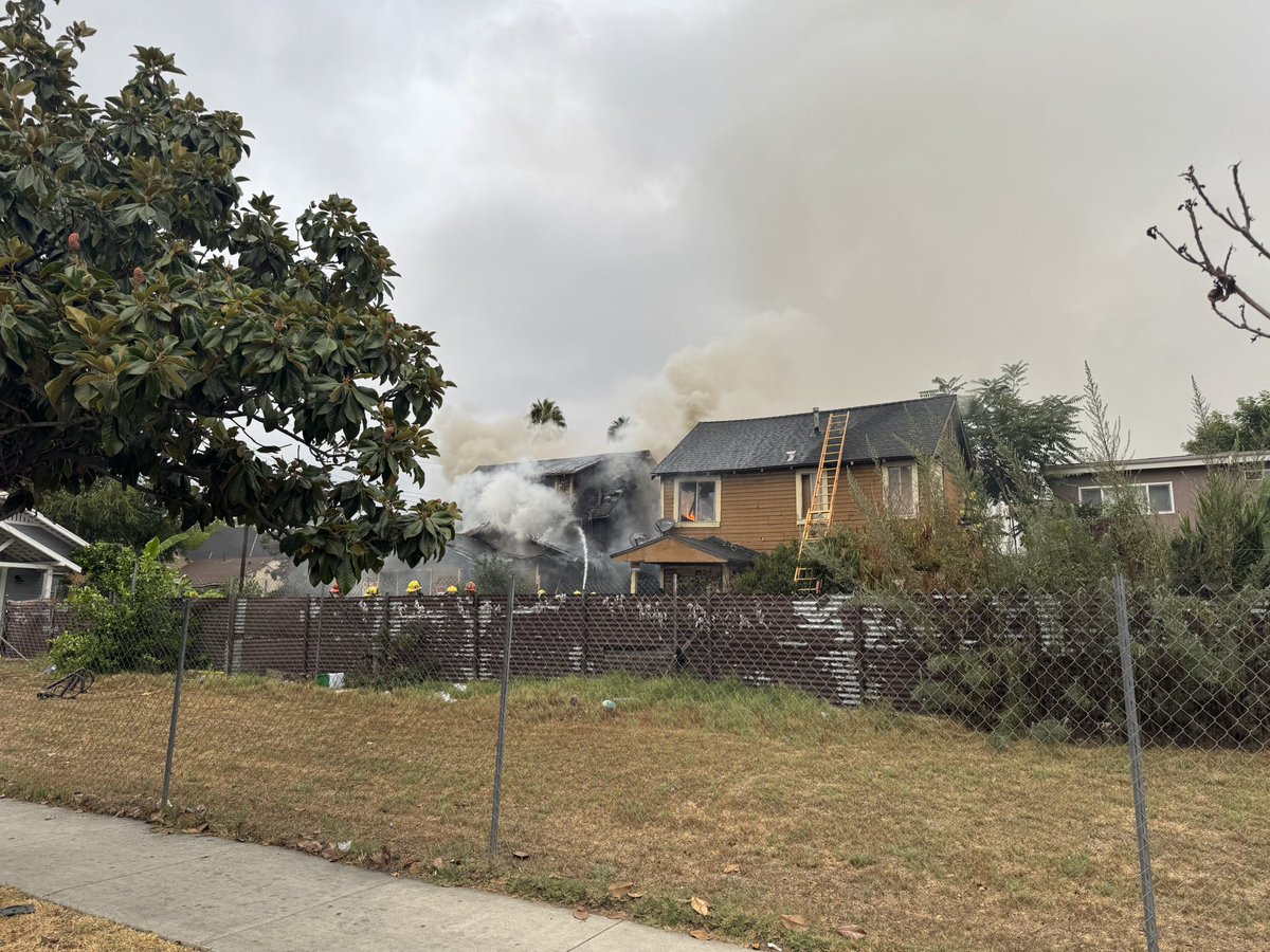 PasadenaFD's tweet image. Active incident: 2nd alarm fire at Maple and Marengo just north of 210 fwy. Two vacant homes involved. No reported injuries. Avoid the area. @PasadenaGov