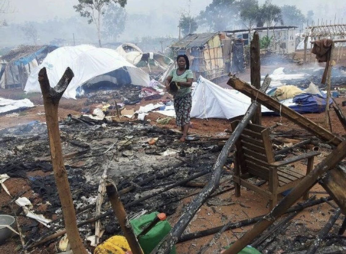 bity06's tweet image. Camps de réfugiés incendié par les partisans de votre ami ouattara que vous avez installé au pouvoir en côte d ivoire en vitrifiant Laurent Gbagbo @NicolasSarkozy  vous méritez plus