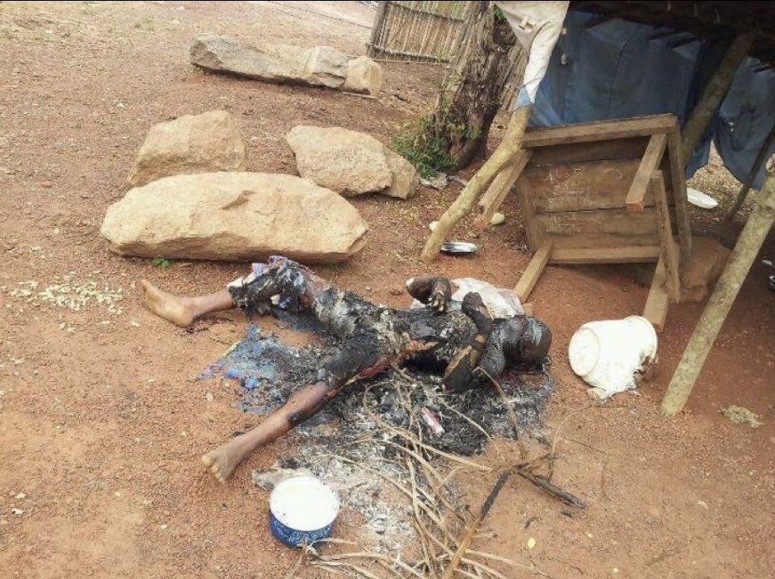 bity06's tweet image. Camps de réfugiés incendié par les partisans de votre ami ouattara que vous avez installé au pouvoir en côte d ivoire en vitrifiant Laurent Gbagbo @NicolasSarkozy  vous méritez plus