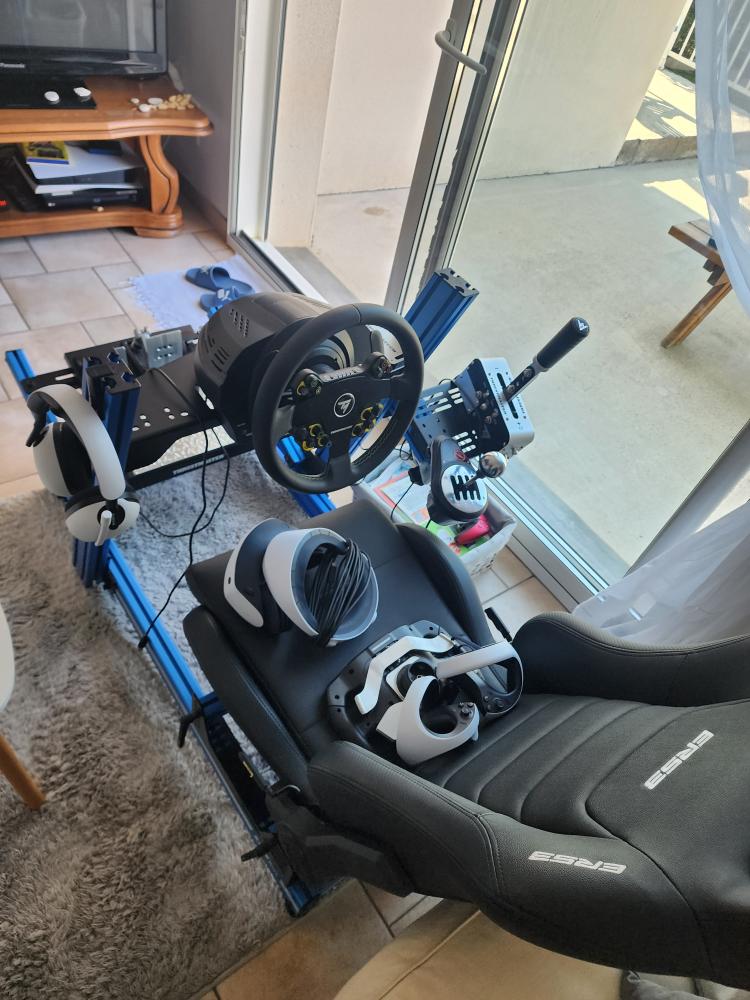 TMThrustmaster's tweet image. #FriendFriday
Forget the fall weather, this setup is reason enough to stay in! 🤩

📸 @Lulu_rnd4 on Instagram
🏎️ EVO RACING 32R LEATHER / T300 Servo Base / TSS HANDBRAKE / TH8A SHIFTER ADD-ON / T-LCM PEDALS