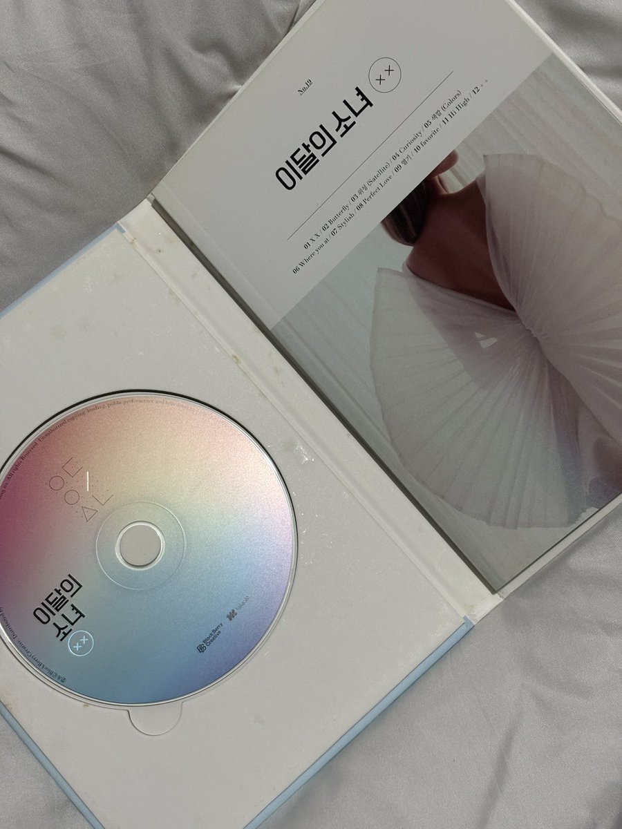 MILFSOWON's tweet image. hi 

wts lfb / for sale ww 
- xx limited a loona album
- no photocard (if you want with pc lmk)
- erm just offer a price lets see 
- yes i can do international shipping
- mint condition

tags rare oop butterfly intl loossemble artms