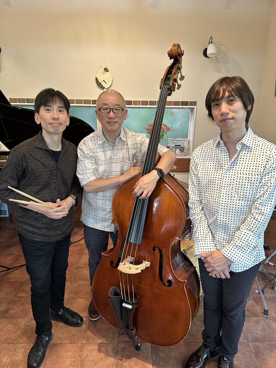 gnu_high's tweet image. 9/21は長野市の「柿の木カフェ パーシモン」にて中島仁Trioのライブでした。お越し頂いたお客様、誠にありがとうございました！この日は14:00からのアフタヌーンライブ。午後の日差しの中、吹き抜けに響くサウンドがなんとも気持ち良く、お店の猫も本棚の奥で爆睡しておりました😍