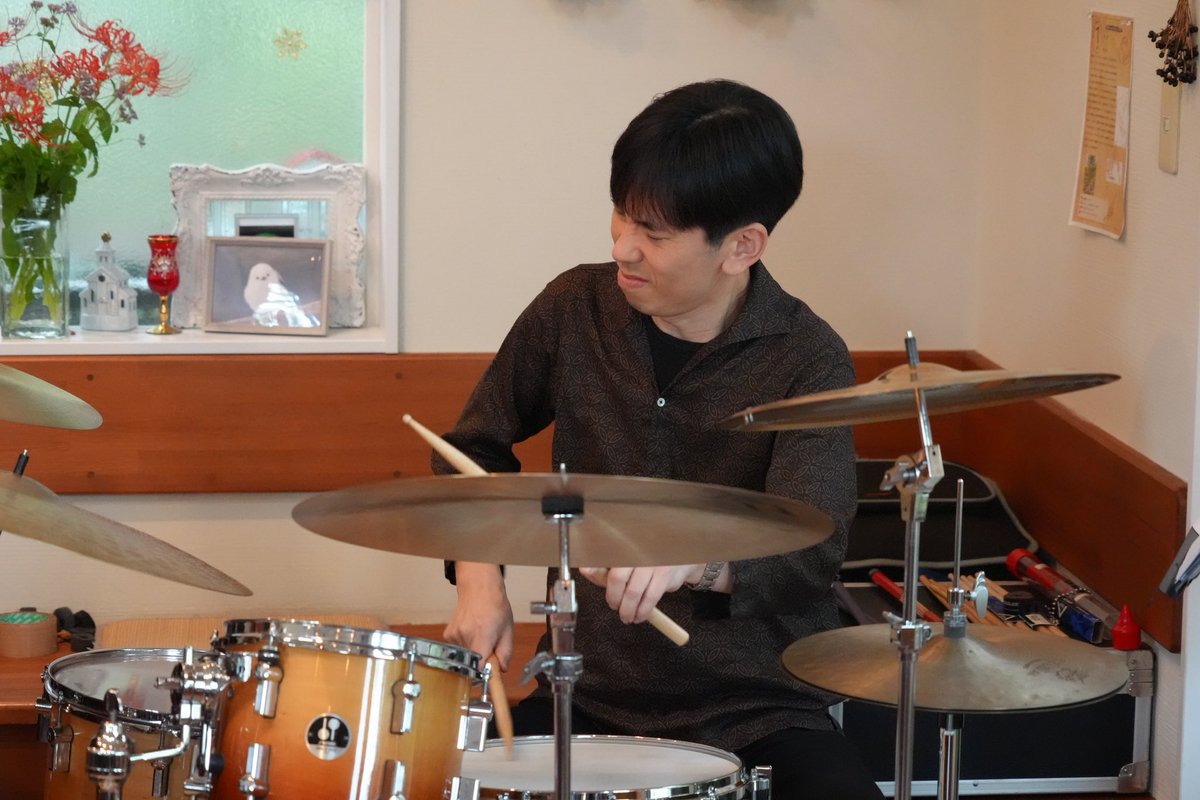 gnu_high's tweet image. 9/21は長野市の「柿の木カフェ パーシモン」にて中島仁Trioのライブでした。お越し頂いたお客様、誠にありがとうございました！この日は14:00からのアフタヌーンライブ。午後の日差しの中、吹き抜けに響くサウンドがなんとも気持ち良く、お店の猫も本棚の奥で爆睡しておりました😍