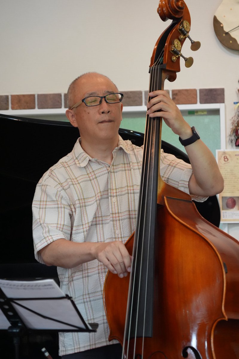 gnu_high's tweet image. 9/21は長野市の「柿の木カフェ パーシモン」にて中島仁Trioのライブでした。お越し頂いたお客様、誠にありがとうございました！この日は14:00からのアフタヌーンライブ。午後の日差しの中、吹き抜けに響くサウンドがなんとも気持ち良く、お店の猫も本棚の奥で爆睡しておりました😍