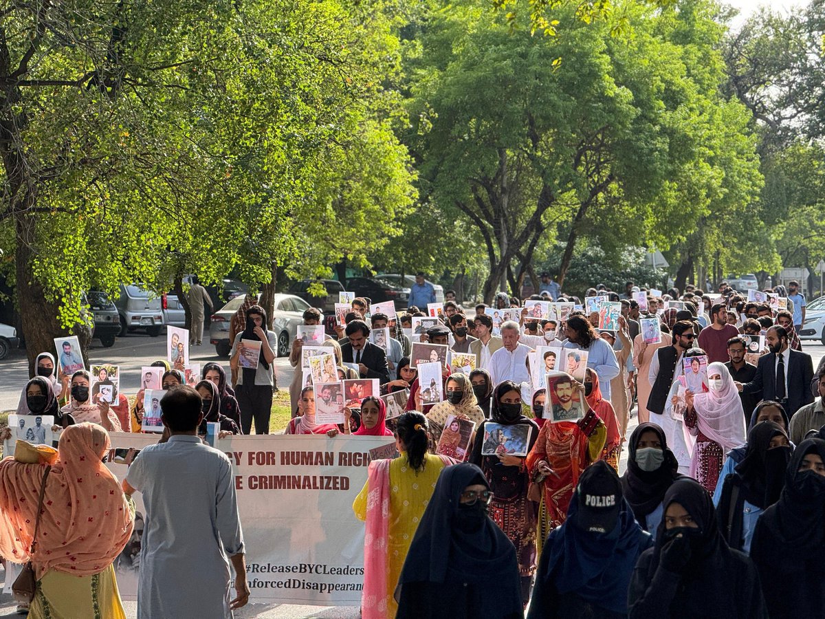 SammiBaluch's tweet photo. اسلام آباد میں بلوچ یکجہتی کمیٹی اور جبری گمشدہ افراد کے لواحقین کا مسلسل احتجاج آج 74 دن بعد ختم ہوا۔ ایک پریس کانفرنس اور پیِس واک کے ذریعے اس کے اختتام کا اعلان کیا گیا۔ یہ احتجاج ان ماؤں، بہنوں اور بچوں کی جدوجہد تھی جو اپنے پیاروں کی بازیابی اور بلوچ یکجہتی کمیٹی کے گرفتار رہنماؤں کی رہائی کے لیے اپنے گھروں سے نکل کر وفاقی دارالحکومت تک آئے تھے۔
بلوچستان میں حکومت اور عدلیہ کے غیر سنجیدہ اور بے حِس رویے سے مایوس ہو کر وہ اسلام آباد آئے تھے، اس امید کے ساتھ کہ شاید یہاں ان کی آواز سنی جائے گی۔ لیکن 74 دن کے طویل انتظار میں ان ماؤں اور بہنوں کو بیگانگی، سردمہری، تشدد، ہراسانی اور دھمکیوں کا سامنا کرنا پڑا۔ جھلسا دینے والی گرمی ہو یا طوفانی بارشیں، وہ اپنے پیاروں کی تصویریں اٹھائے بیٹھی رہیں، مگر کوئی مقتدر شخص ان کے پاس آ کر ان کے دکھ سننے نہ آیا اور جس میڈیا کو ان مظلوم خاندانوں کی آواز کو اجاگر کرنا چاہیے تھا، صرف چند کے علاوہ زیادہ تر ��واقع پر ان لواحقین کے خلاف جھوٹے پروپیگنڈے کو ہوا دی۔

ریاستی بے حسی اور نفرت انگی�� رویوں کے باوجود، بلوچ لکھاری اور  ہمارے بزرگ و استاد @mmatalpur ، ہیومن رائٹس کمیشن کی@MunizaeJahangir ، ڈیفنس آف ہیومن رائٹس کی @AminaMasoodJan1 ، وکیل اور انسانی حقوق کی نمائندہ @ImaanZHazir, افراسیاب خٹک صاحب اور دیگر احباب کی مسلسل اپیل پر اس احتجاجی کیمپ کو ختم کرنے کا فیصلہ کیا گیا۔

ریاست کے بے حس حکمران شاید یہ سمجھتے ہوں کہ دو ماہ سے زیادہ پرامن احتجاج کرنے والی ماؤں اور بہنوں کو نظرانداز کرنا ان کی کامیابی ہے لیکن درحقیقت یہ ریاست کی اخلاقی، انسانی اور آئینی ذمہ داریوں کی سب سے بڑی ناکامی ہے۔ یہ احتجاج نہ صرف لواحقین کے دلوں میں مایوسی، بیگانگی اور نفرت کی تلخ یادیں چھوڑ گیا، بلکہ اس دوران ریاست کے اُن تمام دعوؤں کو بھی بے نقاب کر گیا جن میں وہ خود کو شہریوں کے حقوق کی محافظ اور جمہوری ہونے کا دعویٰ کرتی ہے، حقیقت یہ ہے کہ یہاں پرامن احتجاج کا بنیادی حق بھی ان لواحقین کو میسر نہ رہا، حتیٰ کہ انہیں پریس کلب کے سامنے احتجاج کی اجازت بھی نہ دی گئی۔

بلوچستان میں گزشتہ کئی دہائیوں سے جاری جبر اور ناانصافی کے خلاف جدوجہد زندہ ہے اور زندہ رہے گی۔ جب تک بلوچ یکجہتی کمیٹی کے رہنما رہا نہیں ہوتے اور جبری طور پر لاپتہ افراد بازیاب نہیں ہوتے، یہ جدوجہد ہر محاذ اور ہر فورم پر جاری رہے گی۔

ہم ان تمام ماؤں، بہنوں اور ساتھیوں کی جدوجہد قابل قدر ہیں جنہوں نے دو ماہ سے زیادہ عرصے تک مشکلات اور تکالیف کے باوجود اپنے احتجاج کو صبر، حوصلے اور استقامت کے ساتھ جاری رکھا۔ ان کی قربانی اور ثابت قدمی تاریخ کا حصہ ہے اور ہمیشہ یاد رکھ�� جائے گی۔